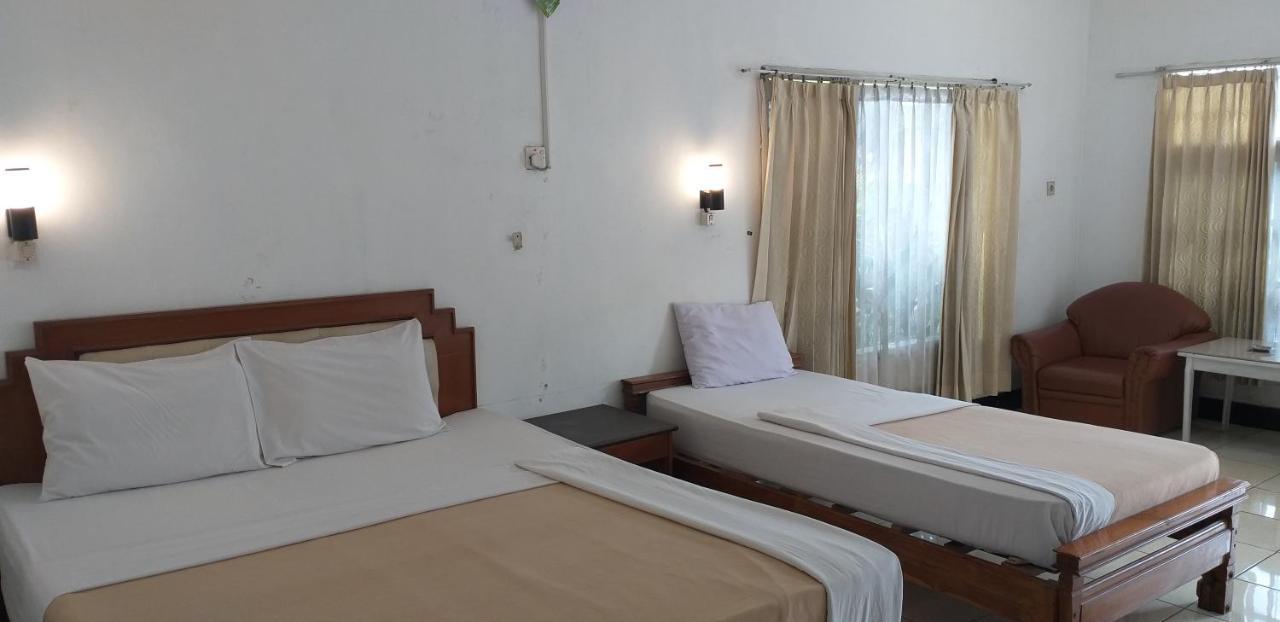 Intan Hotel Purwakarta Esterno foto