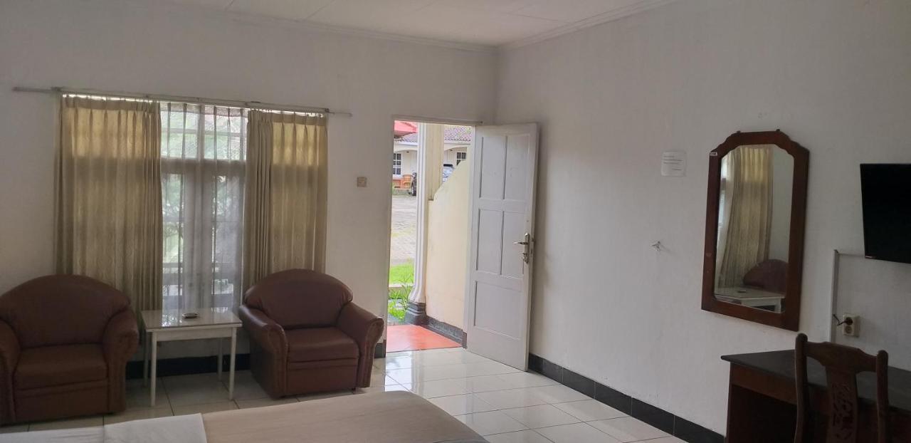 Intan Hotel Purwakarta Esterno foto