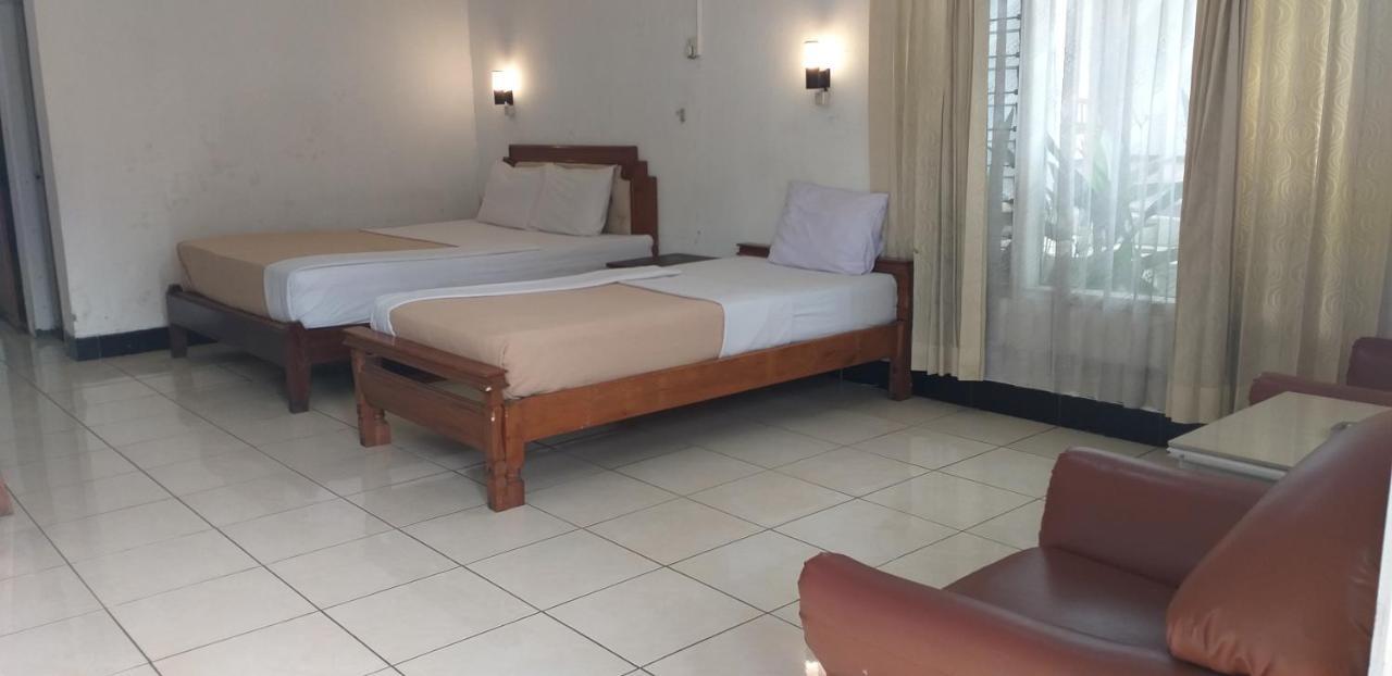 Intan Hotel Purwakarta Esterno foto