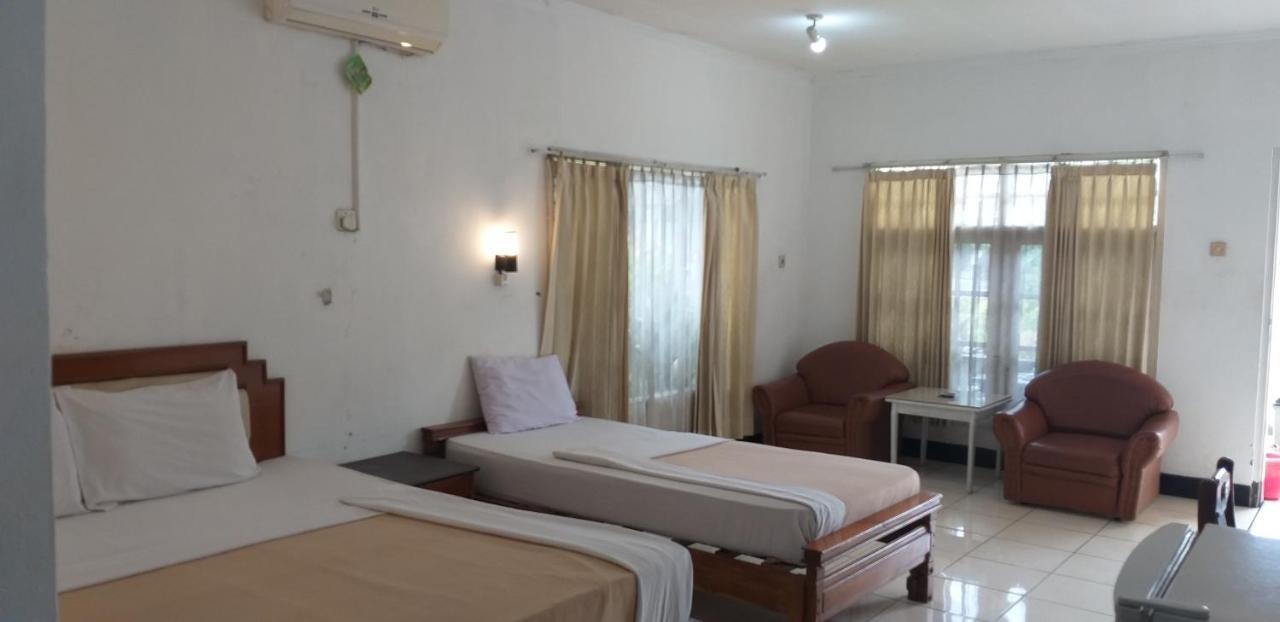 Intan Hotel Purwakarta Esterno foto