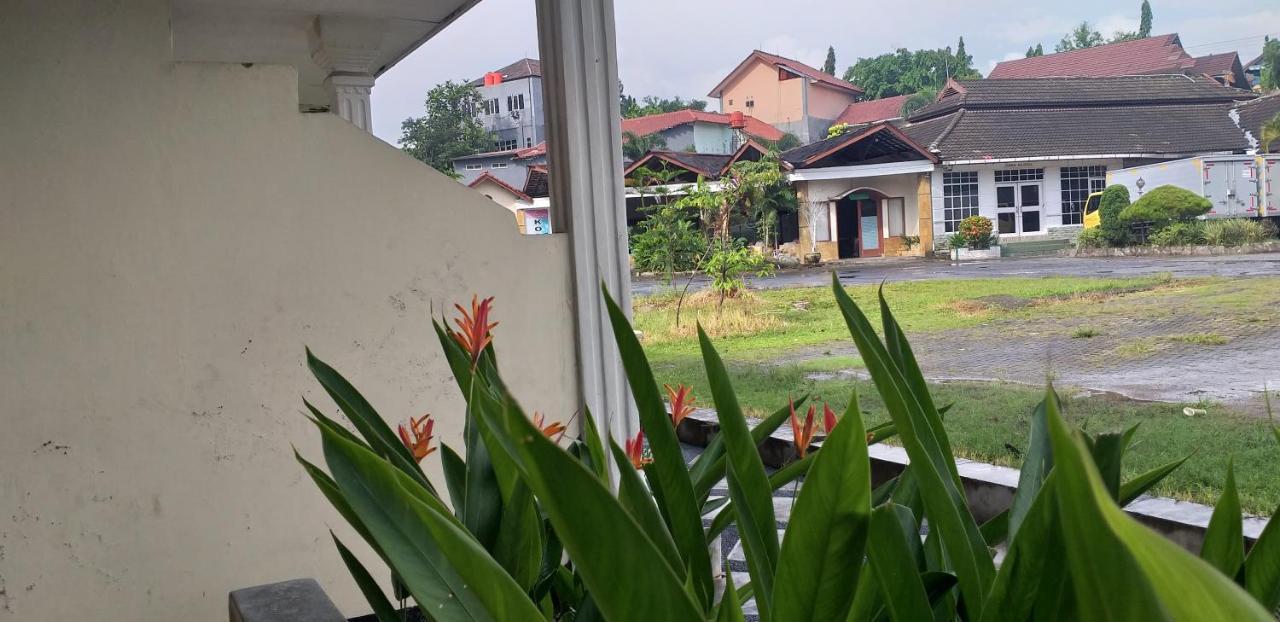 Intan Hotel Purwakarta Esterno foto